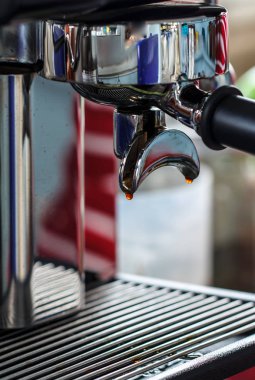 Güçlü seyir taze kahve dökülen profesyonel espresso makinesi