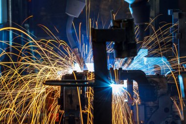 Otomatik bir araba fabrika robotlar hareketinde kaynak