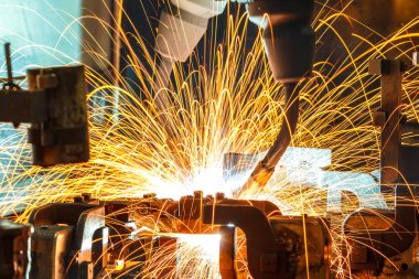 Otomatik bir araba fabrika robotlar hareketinde kaynak