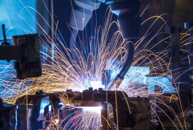 Otomatik bir araba fabrika robotlar hareketinde kaynak
