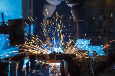 Otomatik bir araba fabrika robotlar hareketinde kaynak