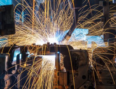 Otomatik bir araba fabrika robotlar hareketinde kaynak