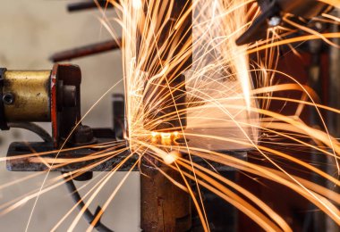 Kaynak nokta otomotiv bölümünde endüstriyel fabrika makine