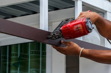 Silah inşaat ahşap duvar çivi vurmak