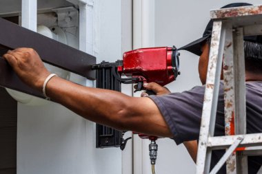 Silah inşaat ahşap duvar çivi vurmak