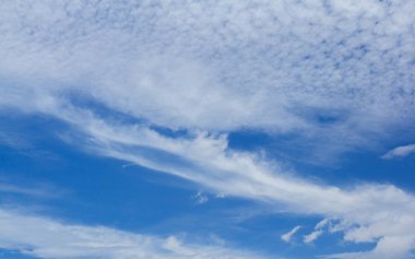 Mavi gökyüzü bulutlu kadar güzel yakın.