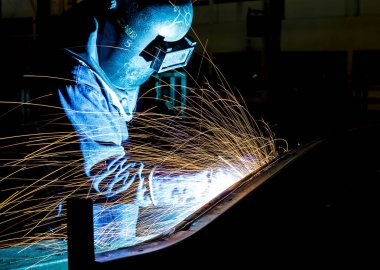 Kaynakçı Kaynak metal koruyucu maske ve sparks ile çalışma