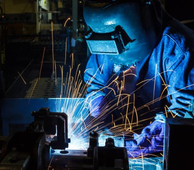 Kaynakçı Kaynak metal koruyucu maske ve sparks ile çalışma