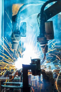 Kaynak robotları hareket otomobil parçaları bir araba fabrikasında