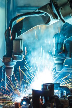 Kaynak robotları hareket otomobil parçaları bir araba fabrikasında