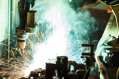 Kaynak robotları hareket otomobil parçaları bir araba fabrikasında
