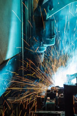 Kaynak robotları hareket otomobil parçaları bir araba fabrikasında