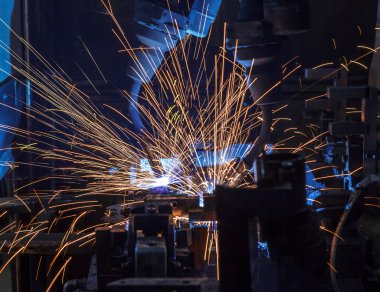 Kaynak robotları hareketi temsil ediyor. Otomotiv parçaları endüstrisinde.