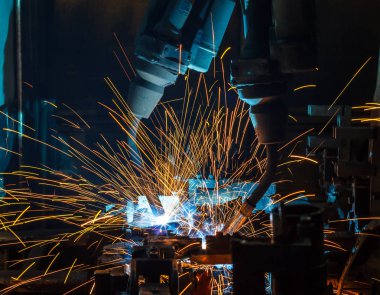 Kaynak robotları hareketi temsil ediyor. Otomotiv parçaları endüstrisinde.