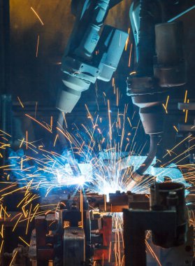 Kaynak robotları hareket otomobil parçaları bir araba fabrikasında