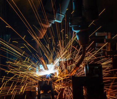 Kaynak robotları hareket otomobil parçaları bir araba fabrikasında