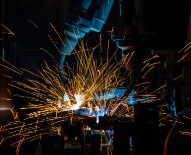 Kaynak robotları hareketi temsil ediyor. Otomotiv parçaları endüstrisinde.