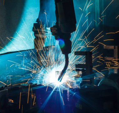 Kaynak robotları hareketi temsil ediyor. Otomotiv parçaları endüstrisinde.