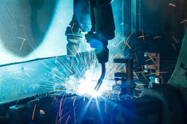 Kaynak robotları hareket otomobil parçaları bir araba fabrikasında