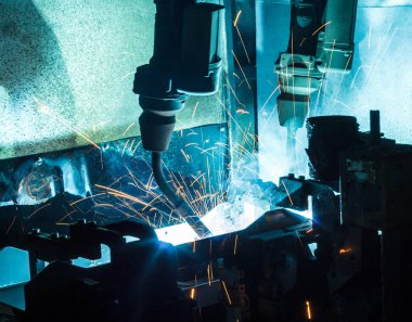 Kaynak robotları hareketi temsil ediyor. Otomotiv parçaları endüstrisinde.