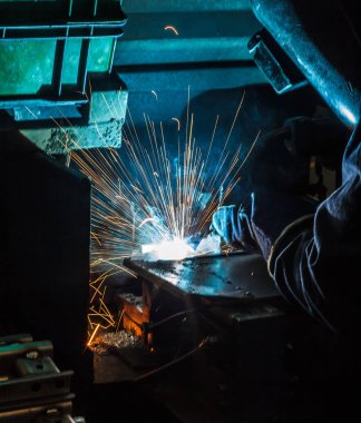 fabrikada tüm güvenlik ekipmanları ile çelik yapı Kaynakçı Kaynak