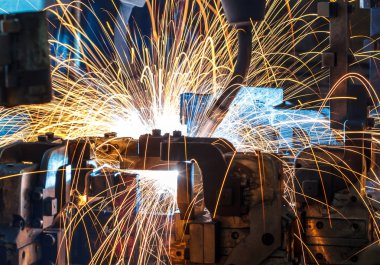 Otomatik bir araba fabrika robotlar hareketinde kaynak