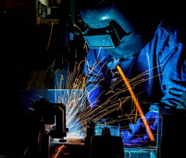 Kaynakçı Kaynak metal koruyucu maske ve sparks ile çalışma