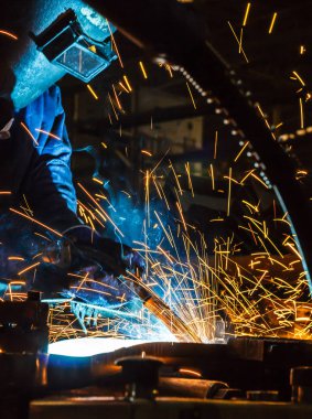 fabrikada tüm güvenlik ekipmanları ile çelik yapı Kaynakçı Kaynak