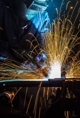 fabrikada tüm güvenlik ekipmanları ile çelik yapı Kaynakçı Kaynak