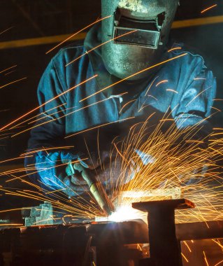 fabrikada tüm güvenlik ekipmanları ile çelik yapı Kaynakçı Kaynak