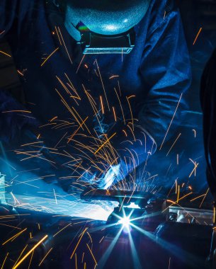 fabrikada tüm güvenlik ekipmanları ile çelik yapı Kaynakçı Kaynak