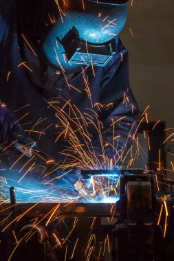 fabrikada tüm güvenlik ekipmanları ile çelik yapı Kaynakçı Kaynak