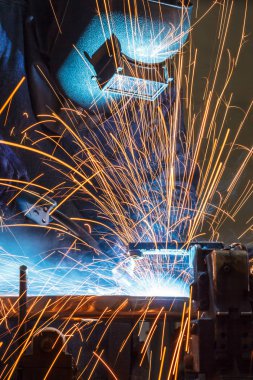 fabrikada tüm güvenlik ekipmanları ile çelik yapı Kaynakçı Kaynak