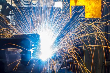 Kaynak robotları hareket bir araba fabrikasında