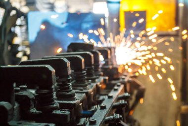 Kaynak robotları hareket bir araba fabrikasında