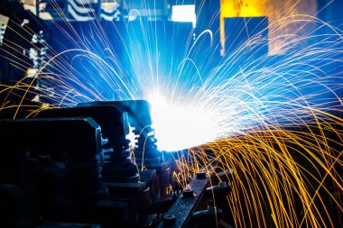 Kaynak robotları hareket bir araba fabrikasında