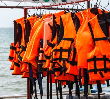 Can yeleği denize yakın asılı hayatını kurtarmak