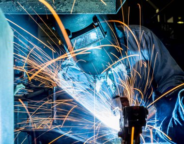 İşçi kaynak metal koruyucu maskeyle, bilgi işlem yapmaya gaz kaynak araba sanayi