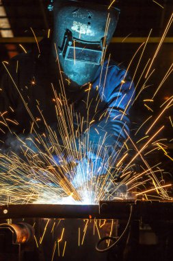 fabrikada tüm güvenlik ekipmanları ile çelik yapı Kaynakçı Kaynak