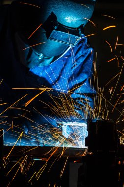 fabrikada tüm güvenlik ekipmanları ile çelik yapı Kaynakçı Kaynak