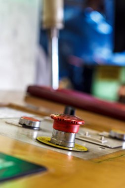 Acil durdurma düğmesi, çökmeye karşı koruma sağlamak