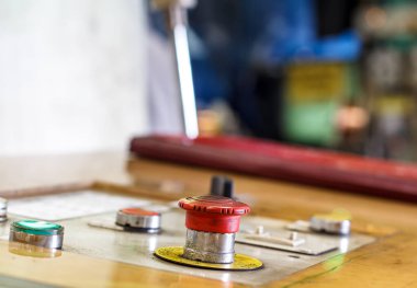 Acil durdurma düğmesi, çökmeye karşı koruma sağlamak