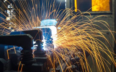 Kaynak robotları hareket bir araba fabrikasında