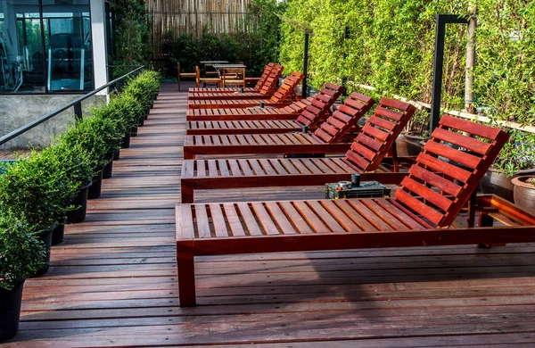 Holzpferd Lange Sitze Der Nähe Des Pools Hölzerne Poolbetten Nahaufnahme — Stockfoto