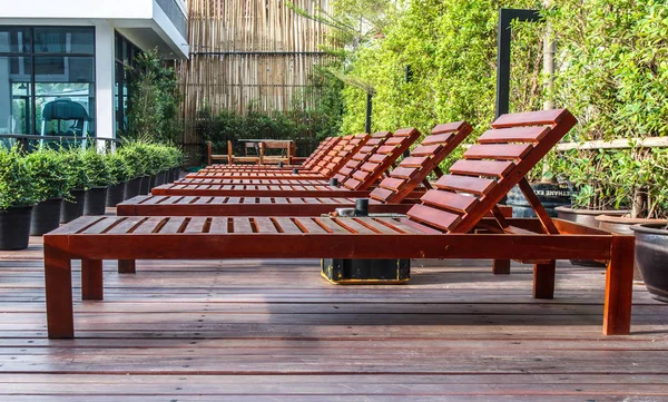 Holzpferd Lange Sitze Der Nähe Des Pools Hölzerne Poolbetten Nahaufnahme — Stockfoto