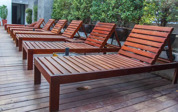 Holzpferd Lange Sitze Der Nähe Des Pools Hölzerne Poolbetten Nahaufnahme — Stockfoto