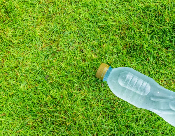 Fles Duidelijk Nog Steeds Water Een Grasveld — Stockfoto