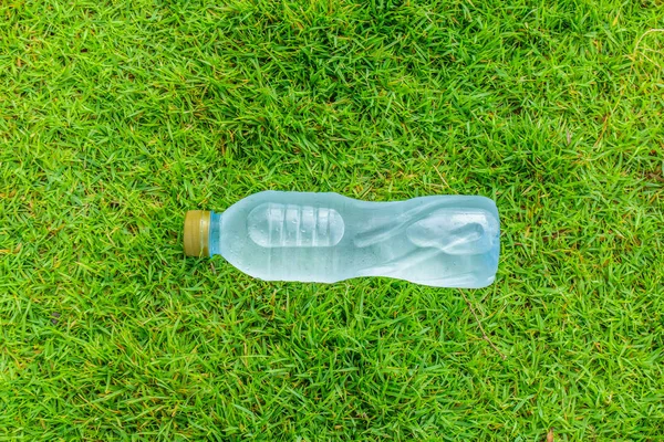 Flasche Klares Stilles Wasser Auf Einer Wiese — Stockfoto