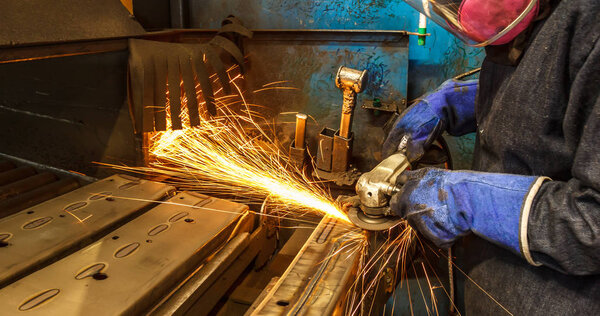 Пламя искры с электрической мельницы Изменить покачивание вперед и назад все время
