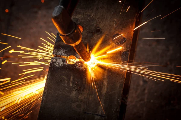 Soldador Oficina Fabricação Construção Metal Cortando Forma Usando Enormes Faíscas — Fotografia de Stock